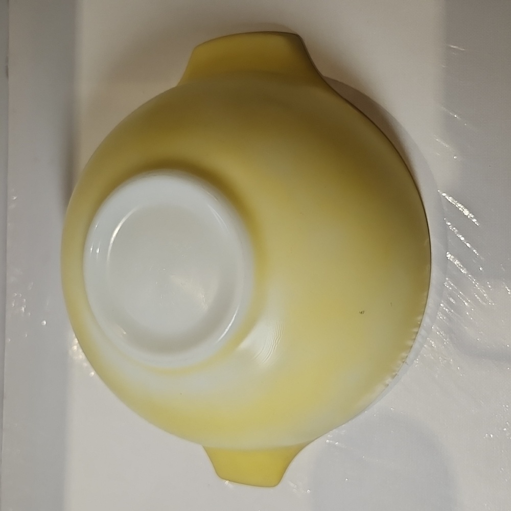 Vintage Pyrex primary yellow color Cinderella nesting mixing bowl 443-2.5l